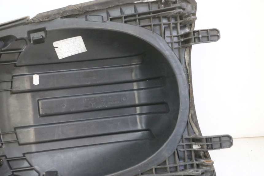 photo de SELLE ARRIERE PEUGEOT SATELIS 125 (2013 - 2018) - Vue d’ensemble