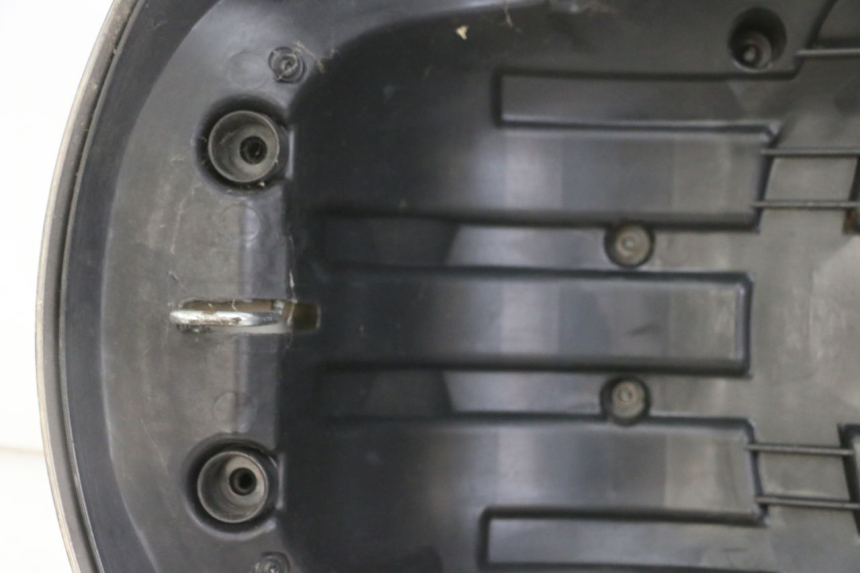 photo de SELLE ARRIERE PEUGEOT SATELIS 125 (2013 - 2018) - État de surface