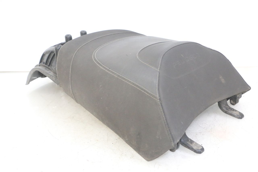 photo de SELLE ARRIERE PEUGEOT SATELIS 125 (2013 - 2018) - Détails caractéristiques