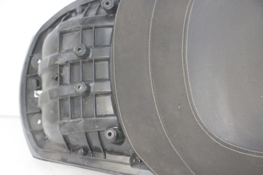 photo de SELLE ARRIERE PEUGEOT SATELIS 125 (2013 - 2018) - Zoom composants