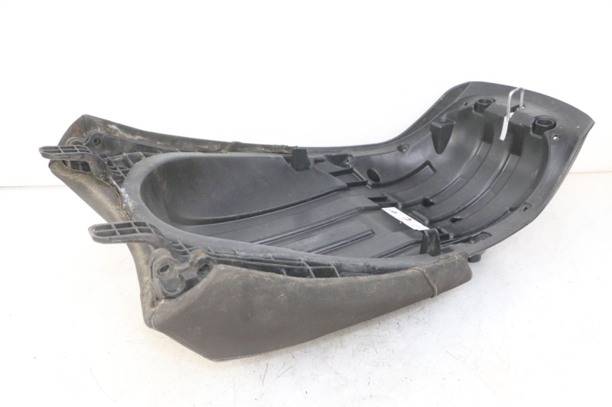 photo de SELLE ARRIERE PEUGEOT SATELIS 125 (2013 - 2018) - Autre angle de vue