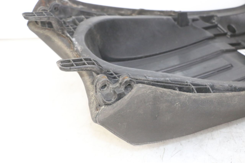 photo de SELLE ARRIERE PEUGEOT SATELIS 125 (2013 - 2018) - Gros plan technique