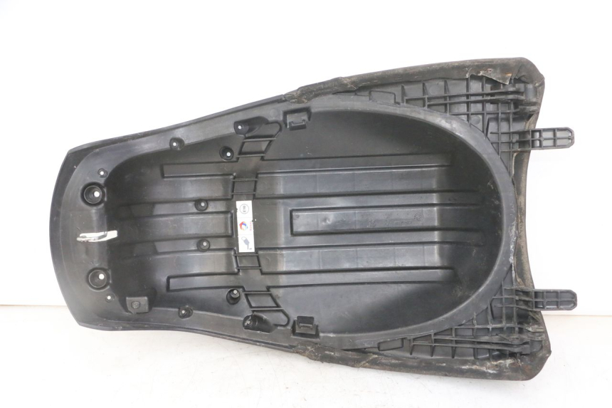 photo de SELLE ARRIERE PEUGEOT SATELIS 125 (2013 - 2018) - Points de fixation