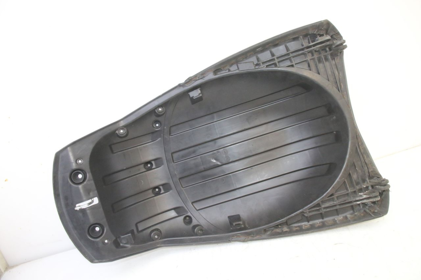 photo de SELLE ARRIERE PEUGEOT SATELIS 250 (2006 - 2012) - Points de fixation