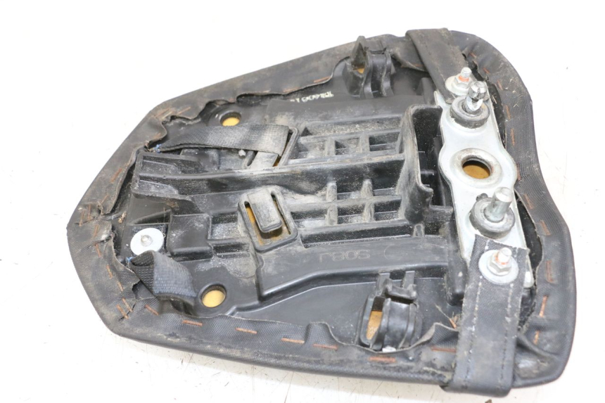 photo de SELLE ARRIERE SUZUKI GSR 750 (2011 - 2017) - Gros plan technique