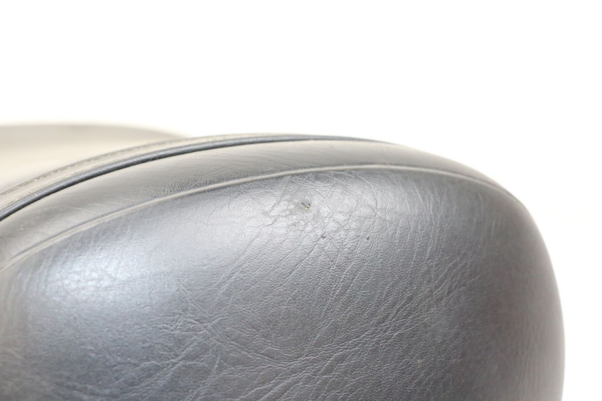 photo de SELLE ARRIERE SUZUKI VL INTRUDER 125 (2004 - 2007) - Zoom état d’usage