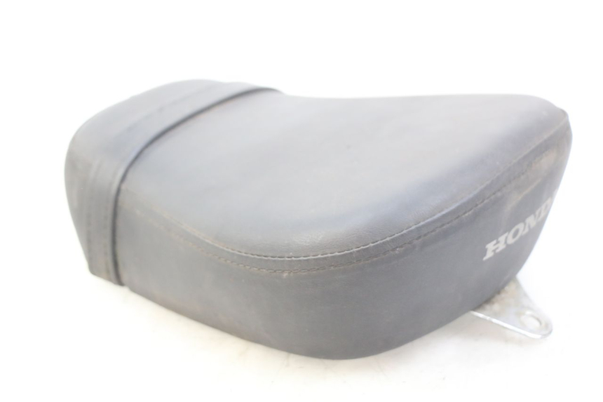 photo de SELLE ARRIERE HONDA VT C SHADOW 125 (1999 - 2007) - Gros plan technique