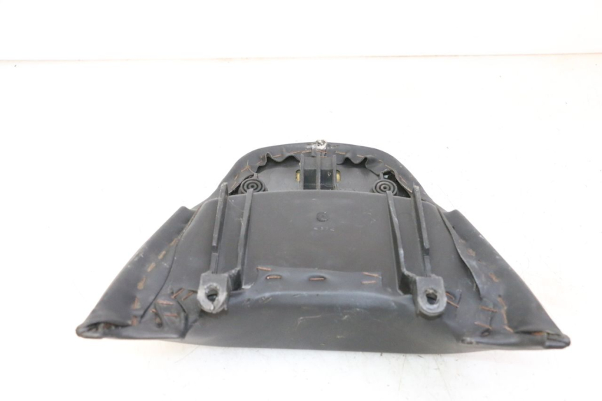 photo de SELLE ARRIERE YAMAHA YP MAJESTY 125 (2002 - 2006) - Gros plan technique