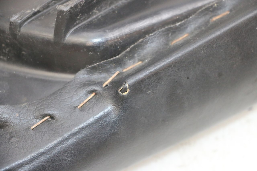 photo de SELLE ARRIERE YAMAHA YP MAJESTY 125 (2002 - 2006) - Zoom état d’usage