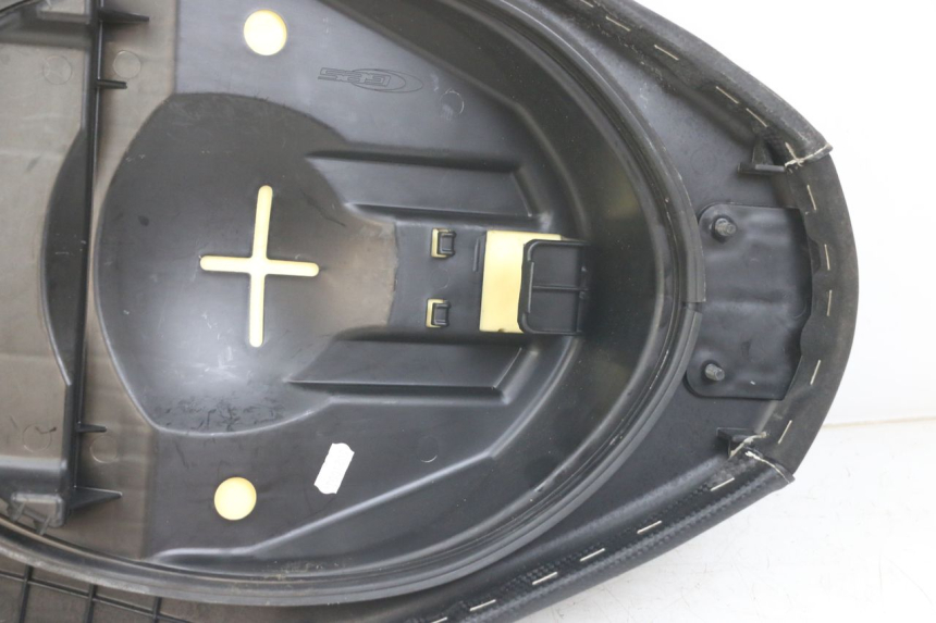 photo de SELLE AVANT YAMAHA AEROX 2T 50 (2013 - 2017) - Points de fixation