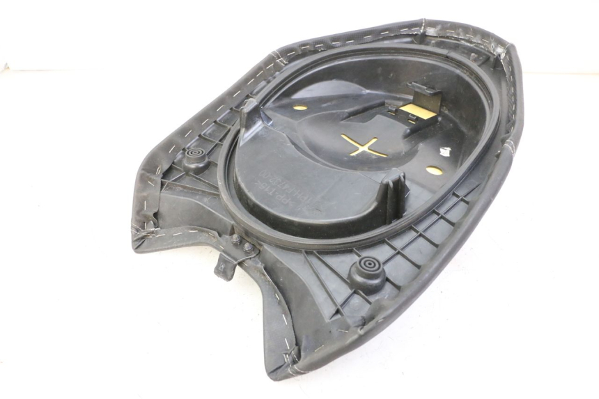 photo de SELLE AVANT YAMAHA AEROX NAKED 2T 50 (2013 - 2017) - Gros plan technique