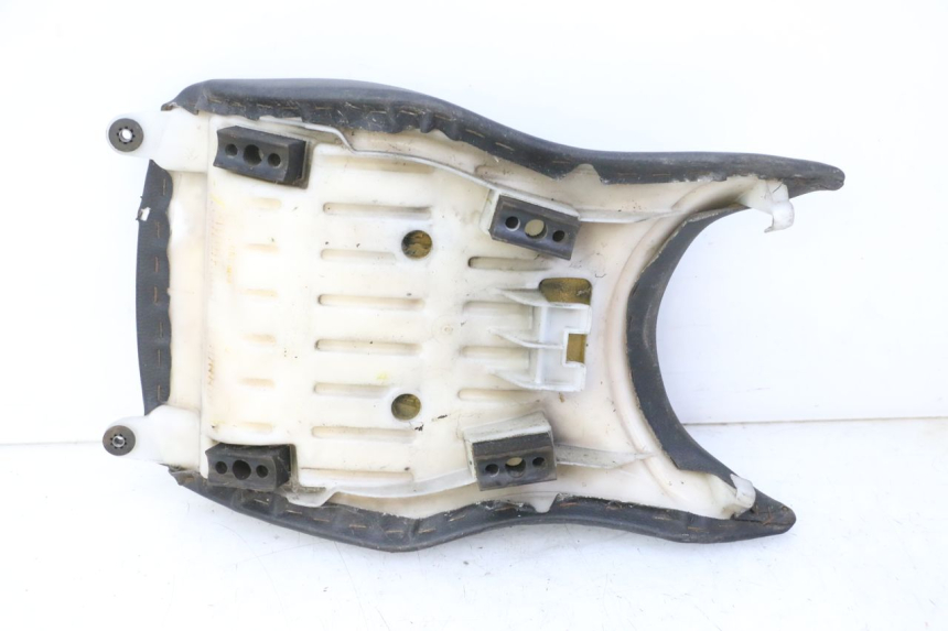 photo de SELLE AVANT HONDA CBF 125 (2009 - 2015) - Points de fixation