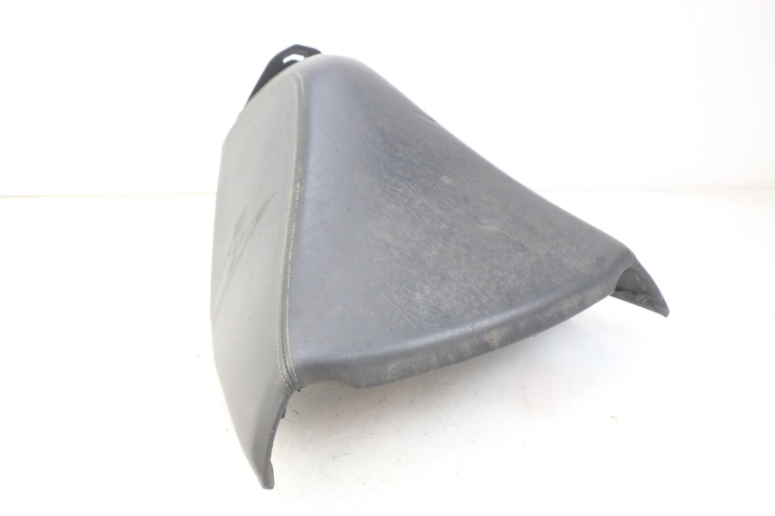 photo de SELLE AVANT PEUGEOT SATELIS 125 (2006 - 2009) - Gros plan technique
