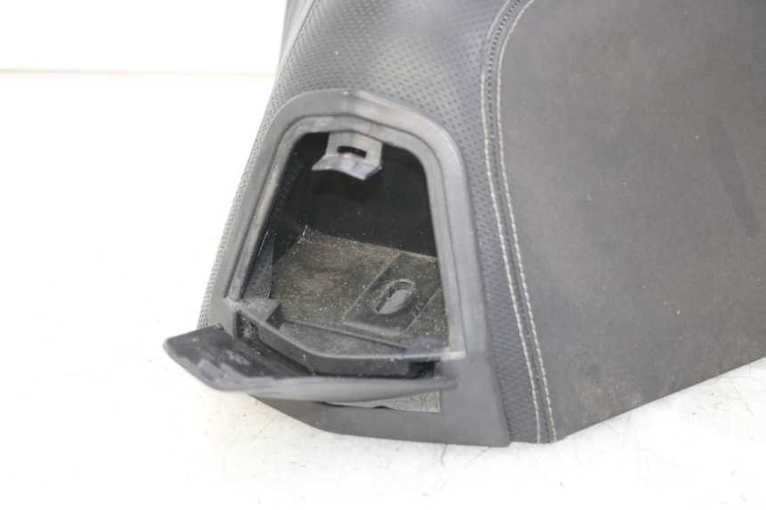 photo de SELLE AVANT PEUGEOT SATELIS 125 (2013 - 2018) - Autre angle de vue