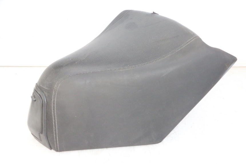 photo de SELLE AVANT PEUGEOT SATELIS 125 (2013 - 2018) - Vue rapprochée