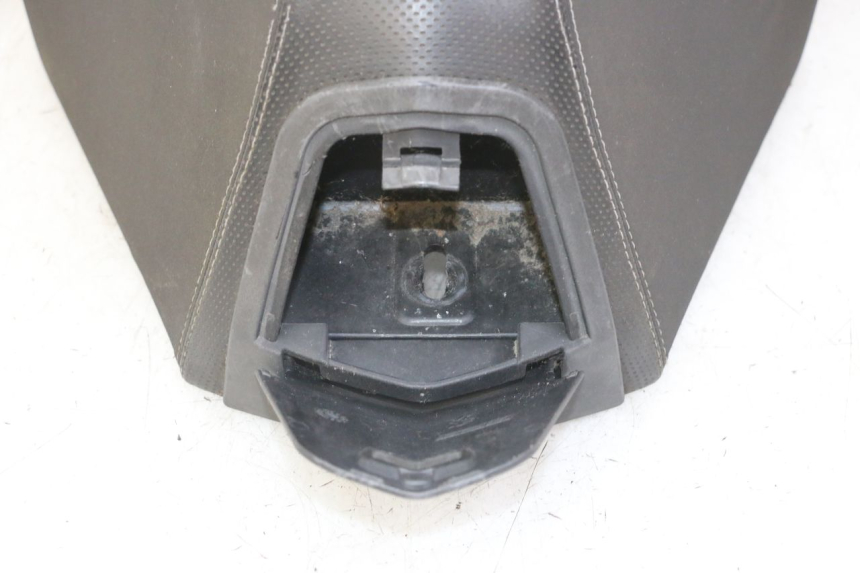 photo de SELLE AVANT PEUGEOT SATELIS 125 (2013 - 2018) - Vue d’ensemble