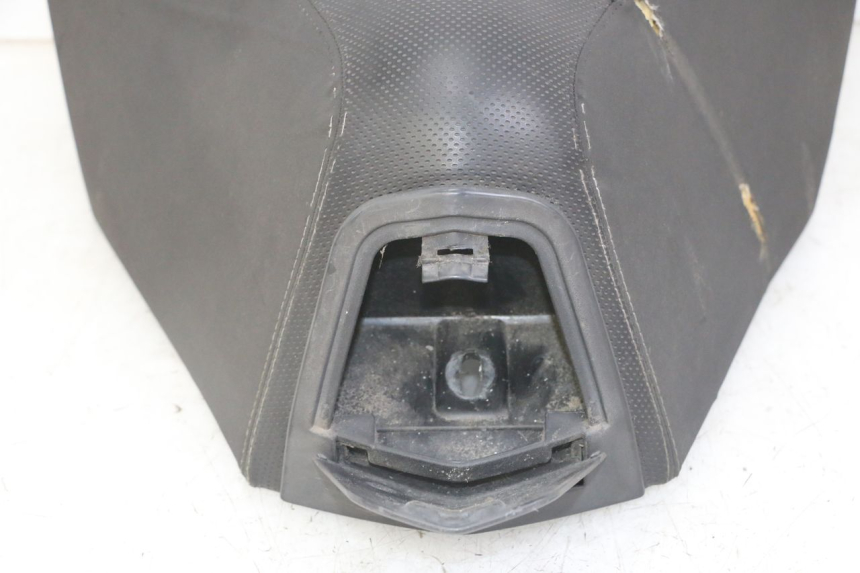 photo de SELLE AVANT PEUGEOT SATELIS 125 (2013 - 2018) - Vue rapprochée