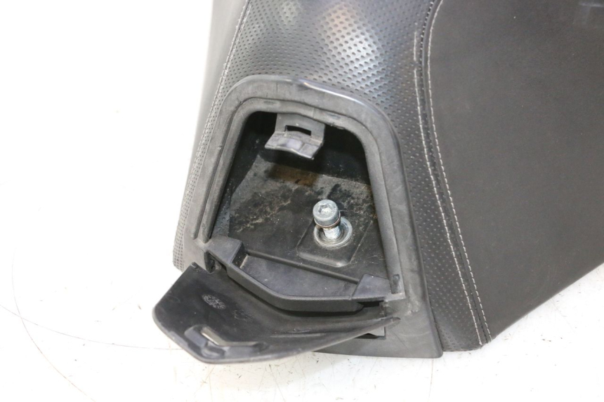 photo de SELLE AVANT PEUGEOT SATELIS 125 (2013 - 2018) - Points de fixation