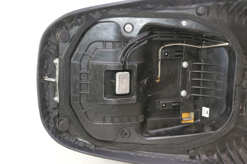 photo de SELLE SUZUKI BURGMAN EXECUTIVE ABS 650 (2006 - 2012) - Gros plan technique