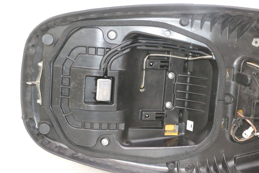photo de SELLE SUZUKI BURGMAN EXECUTIVE ABS 650 (2006 - 2012) - Marquages et références