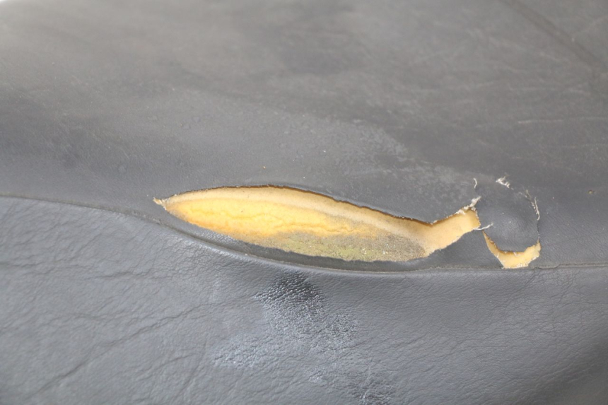 photo de SELLE PEUGEOT ELYSEO 125 (1999 - 2004) - État de surface