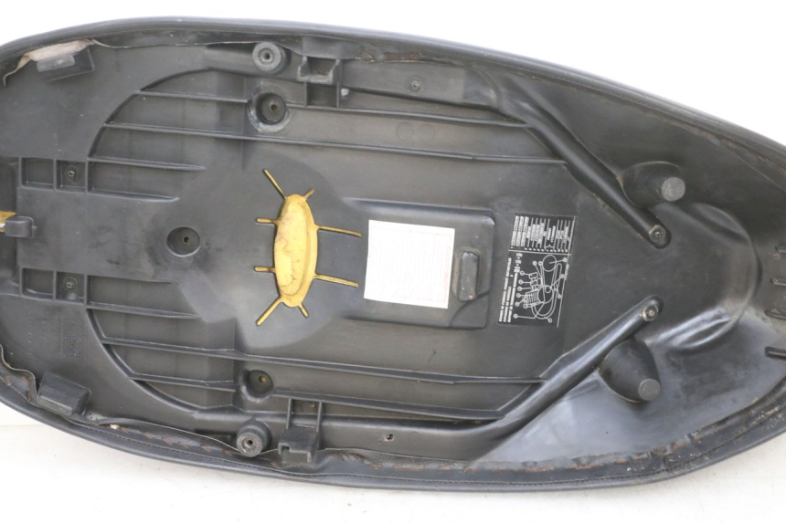 photo de SELLE PEUGEOT ELYSEO 125 (1999 - 2004) - Points de fixation