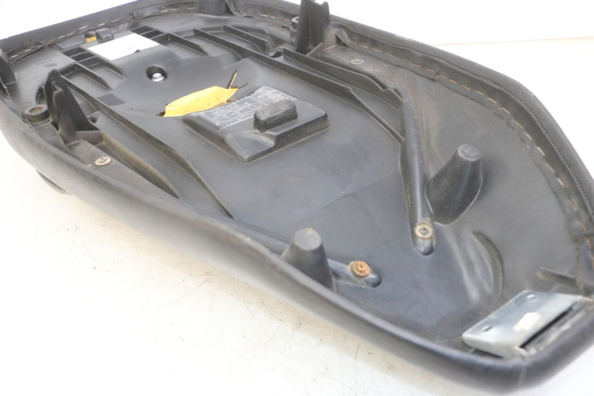 photo de SELLE PEUGEOT ELYSTAR 125 (2002 - 2007) - Zoom état d’usage