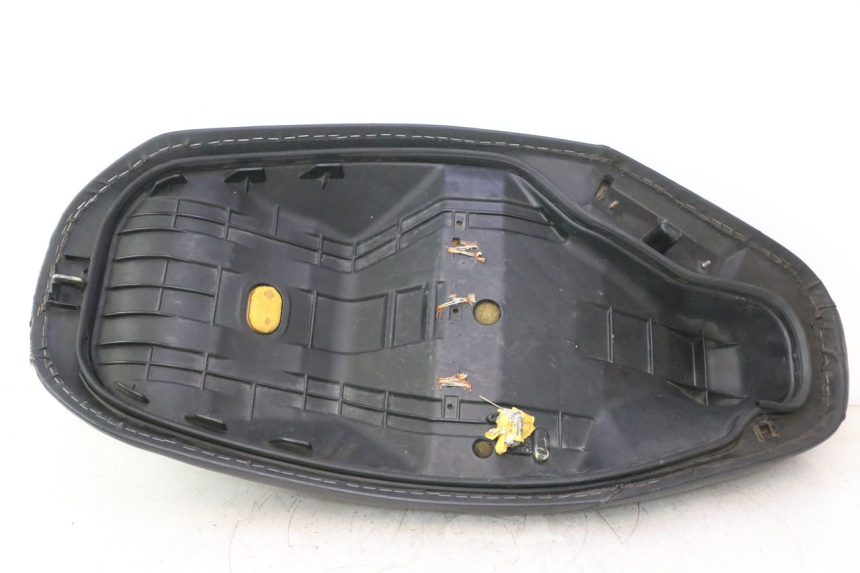 photo de SELLE HONDA FES PANTHEON 2T 125 (1998 - 2002) - Points de fixation