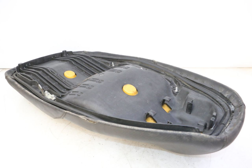 photo de SELLE HONDA FES S-WING SWING ABS 125 (2007 - 2015) - Marquages et références