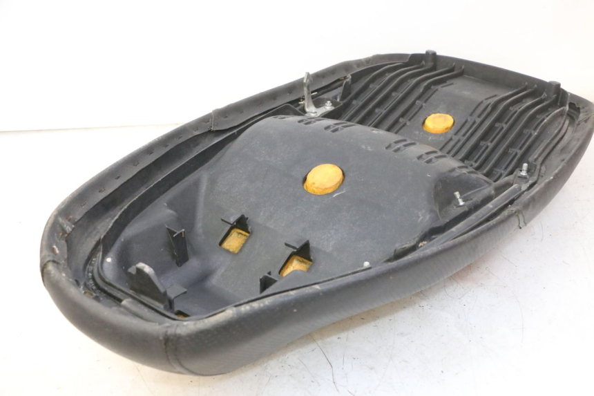 photo de SELLE HONDA FES S-WING SWING ABS 125 (2007 - 2015) - Gros plan technique