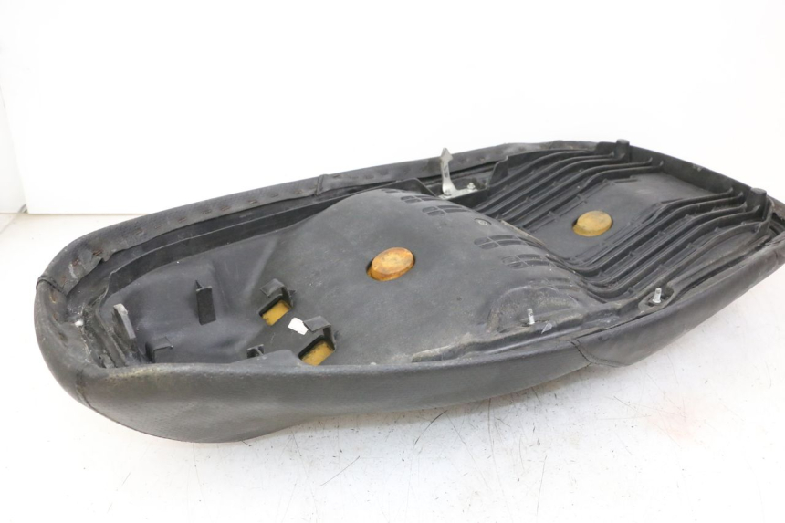 photo de SELLE HONDA FES S-WING SWING 125 (2007 - 2015) - Marquages et références