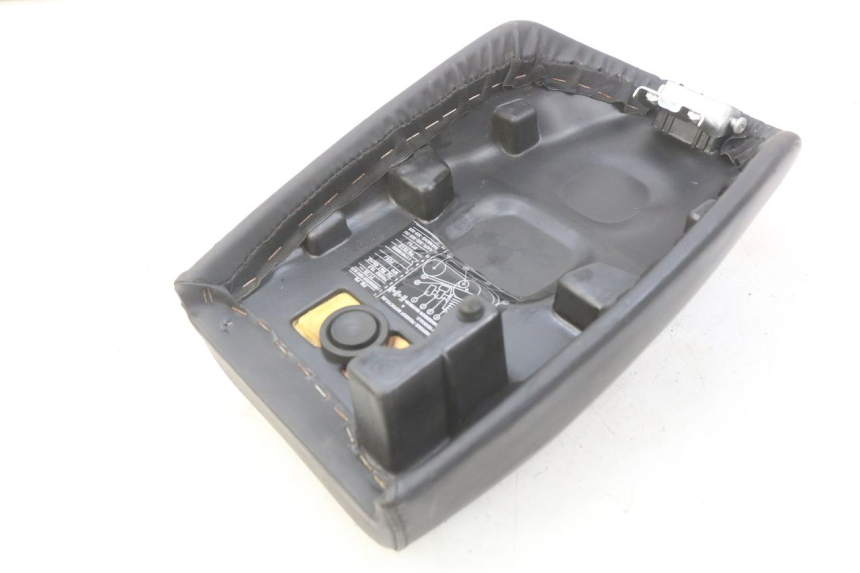 photo de SELLE PEUGEOT FOX 50 (1995 - 2003) - Points de fixation