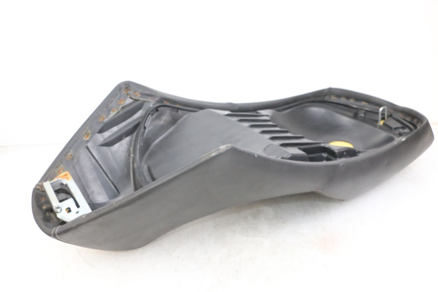 photo de SELLE PEUGEOT GEOPOLIS RS 125 (2007 - 2009) - Points de fixation