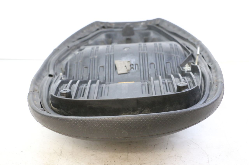 photo de SELLE HONDA FES S-WING SWING ABS 125 (2007 - 2015) - Détails caractéristiques