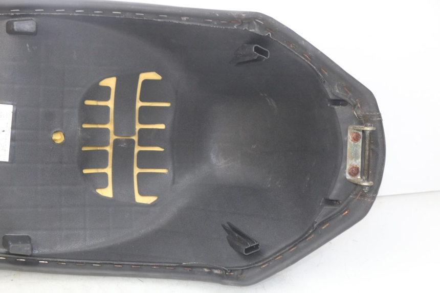 photo de SELLE PEUGEOT KISBEE 2T 50 (2010 - 2017) - Zoom composants