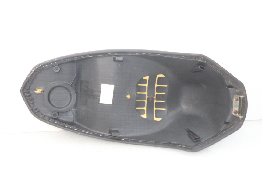 photo de SELLE PEUGEOT KISBEE 2T 50 (2010 - 2017) - Vue rapprochée