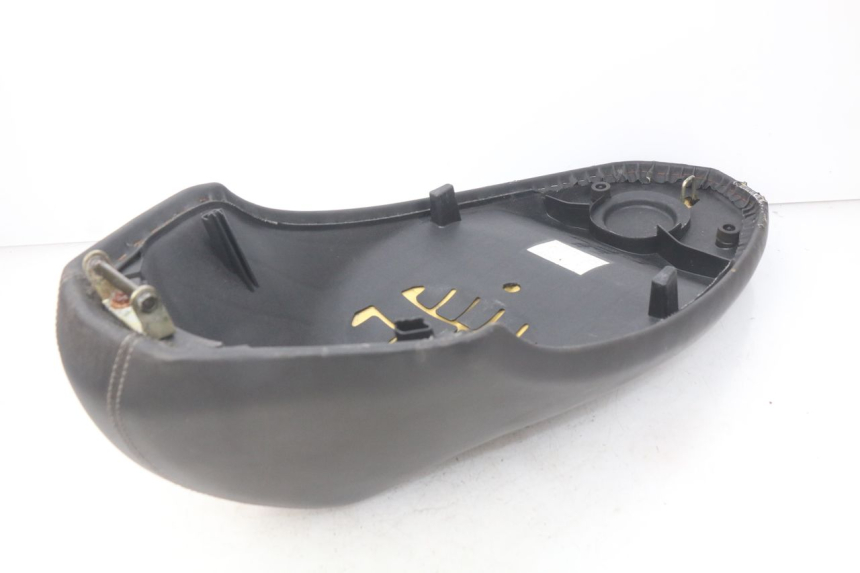 photo de SELLE PEUGEOT KISBEE 2T 50 (2010 - 2017) - Marquages et références