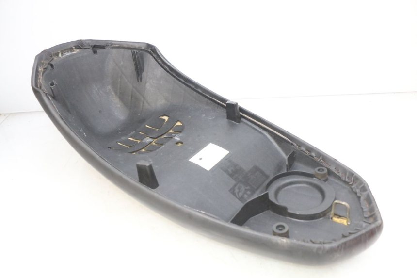 photo de SELLE PEUGEOT KISBEE 2T 50 (2010 - 2017) - Zoom composants