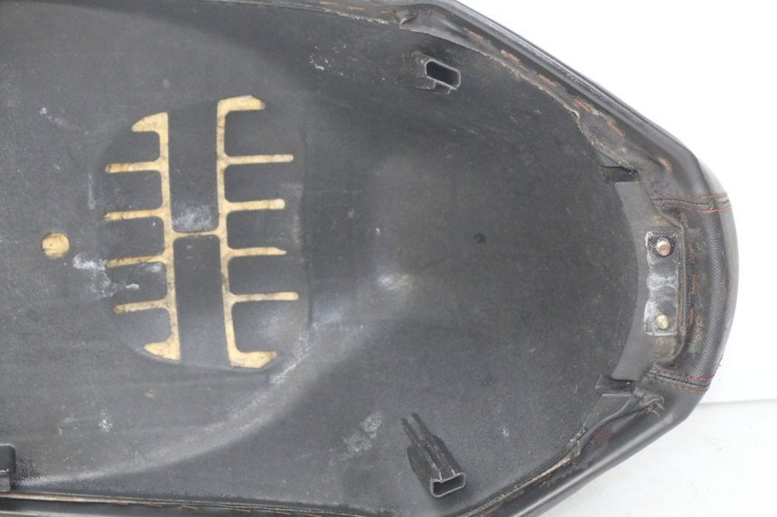 photo de SELLE PEUGEOT KISBEE 2T 50 (2010 - 2017) - Angle alternatif