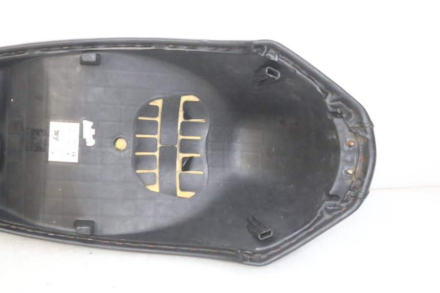 photo de SELLE PEUGEOT KISBEE 2T 50 (2010 - 2017) - Photo complémentaire