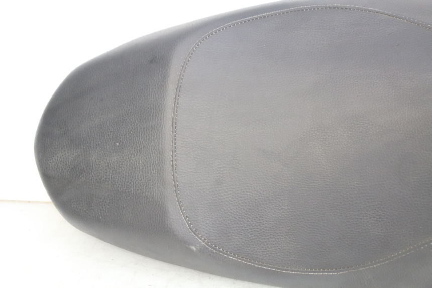 photo de SELLE PEUGEOT KISBEE 2T 50 (2010 - 2017) - Vue rapprochée