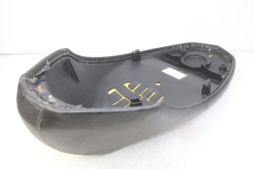 photo de SELLE PEUGEOT KISBEE 2T 50 (2010 - 2017) - Points de fixation