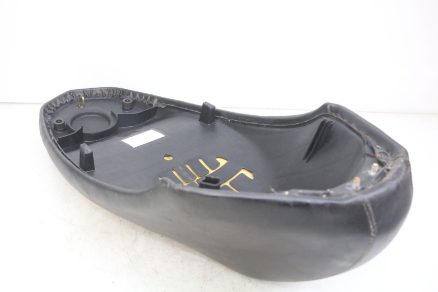 photo de SELLE PEUGEOT KISBEE 2T 50 (2010 - 2017) - État de surface