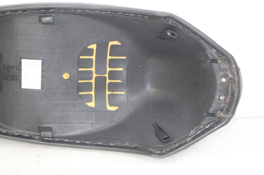 photo de SELLE PEUGEOT KISBEE 2T 50 (2010 - 2017) - Marquages et références