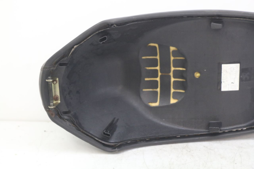 photo de SELLE PEUGEOT KISBEE 2T 50 (2010 - 2017) - Autre angle de vue