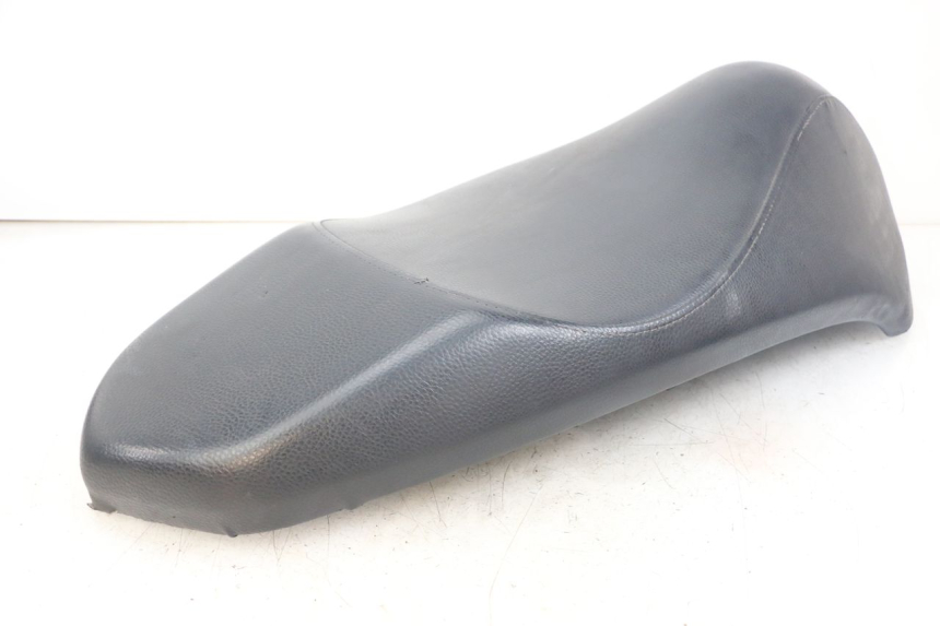 photo de SELLE PEUGEOT KISBEE 2T 50 (2018 - 2022) - Gros plan technique