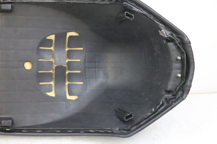 photo de SELLE PEUGEOT KISBEE 2T 50 (2018 - 2022) - Marquages et références