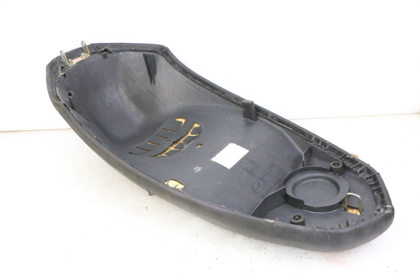 photo de SELLE PEUGEOT KISBEE 2T 50 (2010 - 2017) - Détail de la pièce