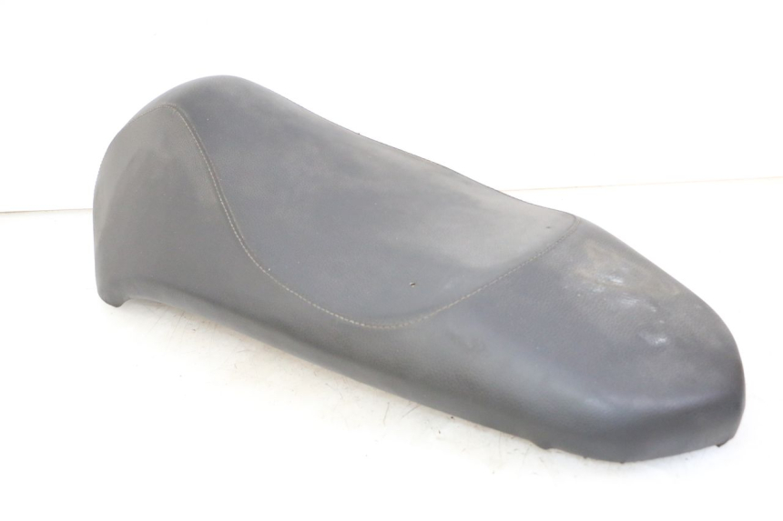 photo de SELLE PEUGEOT KISBEE 2T 50 (2010 - 2017) - Vue rapprochée