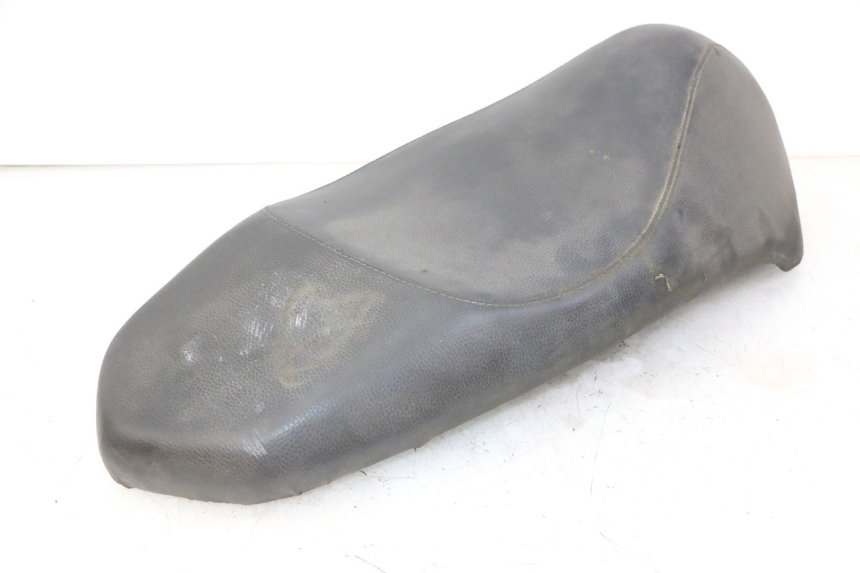 photo de SELLE PEUGEOT KISBEE 2T 50 (2010 - 2017) - Photo complémentaire